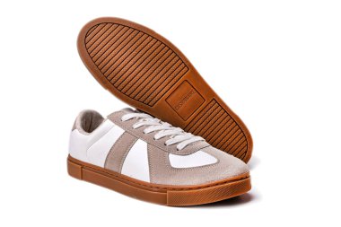 Yastık, beyaz spor ayakkabı ürünleri çekimleri beyaz arkaplanda izole edilmiş..