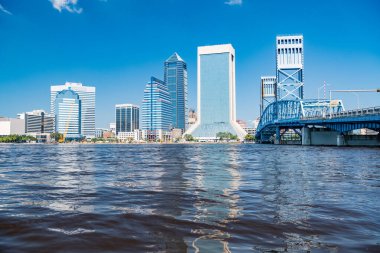 Jacksonville ve gökdelenlerin yüksek bankası ve ofis binaları olan bir iş bölgesinin manzarası.