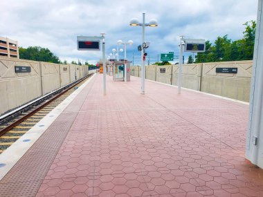  Ashburn, Virginia 'da bir metro istasyonunun boş platformu.