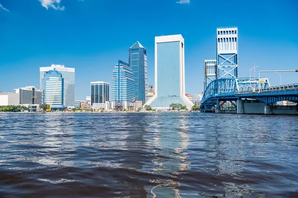 Jacksonville ve gökdelenlerin yüksek bankası ve ofis binaları olan bir iş bölgesinin manzarası.