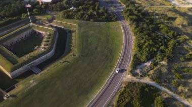 Fort Macon duvarları ve İç Savaş topları Kuzey Carolina 'daki bir milli parktaki kuş bakışı bir bakış açısından..