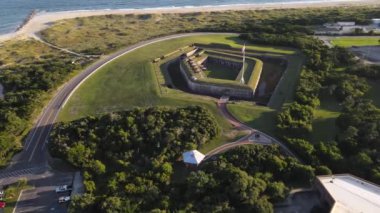 Fort Macon duvarları ve İç Savaş topları Kuzey Carolina 'daki bir milli parktaki kuş bakışı bir bakış açısından..