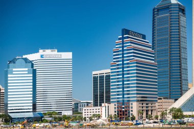 Jacksonville 'in iş bölgesinde gökdelenler, yüksek katlı bankalar ve ofis binaları. Florida Eyaleti.