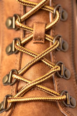 Deri çizmeli, metal perçinli danteller. Derinin dokusu. Makro çekim.