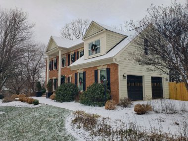 Kar yağdıktan sonra kar Leesburg, Virginia 'da evlere ve yollara düşer..