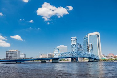 Jacksonville ve gökdelenlerin yüksek bankası ve ofis binaları olan bir iş bölgesinin manzarası.