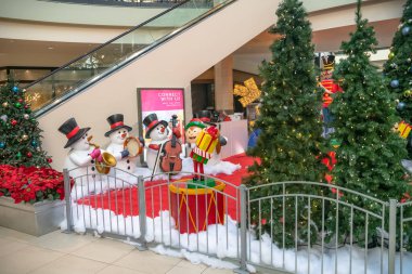 Leesburg, Virginia 'da büyük bir alışveriş merkezinde Noel süsleri. Noel ağaçları kardan adamlar ve çelenkler.