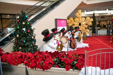 Alışveriş merkezinde Noel süsleri. Noel ağaçları kardan adamlar ve çelenkler.