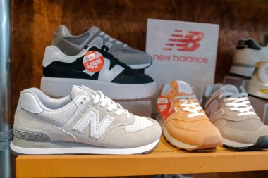 Özel bir mağazada yeni denge ayakkabıları. NB logosu olan çeşitli marka ayakkabılar..