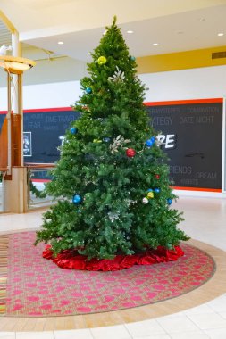 Büyük bir alışveriş merkezinde Noel ağacı.