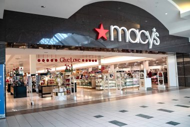 Ünlü Macy 's. Noel satışları sırasında alışveriş merkezinde Noel süsleri olan bir mağaza..