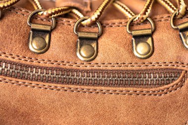 Bağcıkların yakın çekimi ve kahverengi deri ayakkabının fermuarı. 