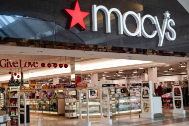 Ünlü Macy 's. Noel satışları sırasında alışveriş merkezinde Noel süsleri olan bir mağaza..