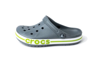 Timsahlar beyaz arka planda izole edilmiş gri lastik sandaletler.