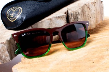 Ray Ban marka logolu güneş gözlüğü ve yeşil çerçeveli güneş gözlüğü..