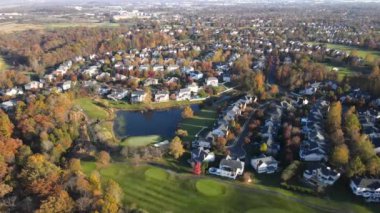Modern üst ve orta sınıf müstakil evlerin çeyrekleri. İnsansız hava aracından sonbahar manzarası