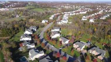 Modern üst ve orta sınıf müstakil evlerin çeyrekleri. İnsansız hava aracından sonbahar manzarası