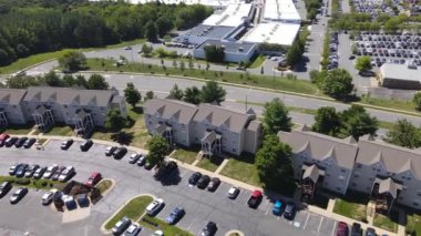 Virginia 'da bir apartman dairesi. Banliyö bölgesi. Evin yakınına park edilmiş Amerikan mülkleri - Washington banliyölerinde geliştirme