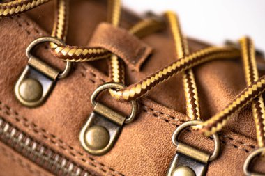 Deri çizmeli, metal perçinli danteller. Yakın plan..