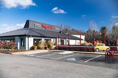 Napolili pizzacı Pupatella İtalyan eski model arabasıyla girişte..