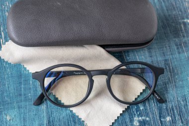 Bardaklar ve çanta mağazadaki mavi ahşap rafta. Üst görünüm.