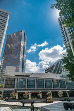 Kuzey Carolina 'nın bulutlarının altında Charlot gökdelenleri.