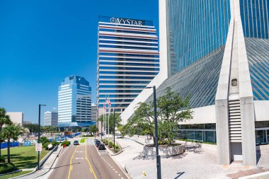 Jacksonville 'in İş Bölgesi' ne giden yol yüksek binalar ve ofis binaları arasında. Florida.