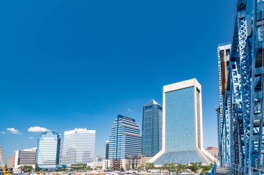 Jacksonville 'in iş bölgesinde gökdelenler, yüksek katlı bankalar ve ofis binaları. Florida Eyaleti.