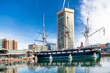 Baltimore 'un iç limanına demirlemiş antika bir yelkenli gemi var..
