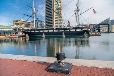 Baltimore 'un iç limanına demirlemiş antika bir yelkenli gemi var..