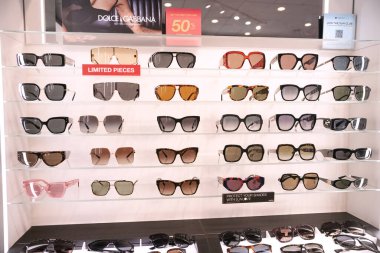 Optik bir mağazada çeşitli şık güneş gözlükleri gösteriliyor..