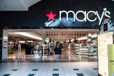 Macy 'nin alışveriş merkezindeki kırmızı yıldızlı mağaza tabelası..