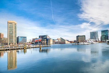 Yat limanı ve Baltimore 'daki İç Liman manzarası Baltimore şehir merkezi, Maryland arka planı olarak kullanılıyor..