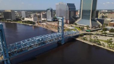 Jacksonville, Florida 'daki kentsel iş bölgesinde yüksek katlı bankalar ve ofis binaları var. Bir İHA 'dan çekim.