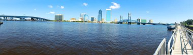 St. Johns Nehri üzerindeki yol ve demiryolu köprülerinin panoramik manzarası ve Jacksonville, Florida, ABD şehir merkezi
