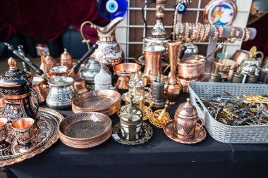 Baltimore, Maryland 'deki bir panayırda el yapımı bakır Türk yemek takımı,
