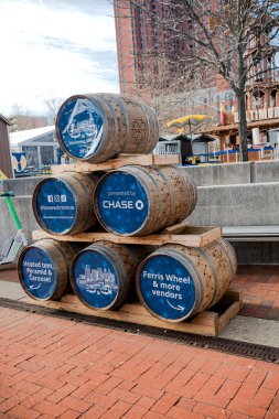 Baltimore, Maryland 'deki bir Noel pazarında Chase Bank' ın ahşap varillerle ilgili reklamı..