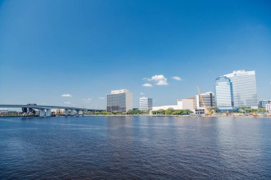Jacksonville, Florida 'daki St. Johns Nehri' nin karşısındaki şehir merkezi manzarası.