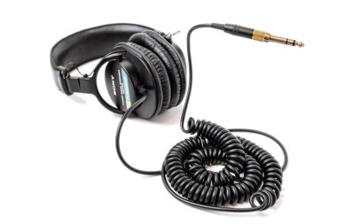 Sony mdr 7506 stüdyo kulaklıkları stüdyodaki ses izleme için. Beyaz bir arkaplanda izole edilmiş.
