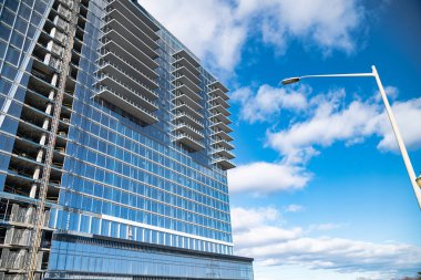 Reston, Virginia 'daki yüksek katlı cam ve beton ofis binası..