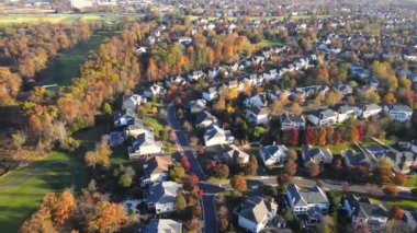 Modern üst ve orta sınıf müstakil evlerin çeyrekleri. İnsansız hava aracından sonbahar manzarası.