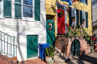 Bir evin yeşil ön kapısında Noel çelengi.