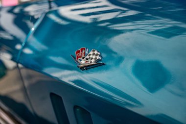 70 'lerden kalma Chevrolet Corvette amblemi..