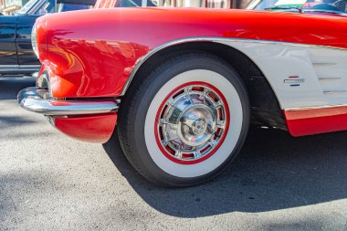1960 'ların kırmızı Chevrolet Corvette' i Leesburg 'da sergileniyor. Yan görünüm.