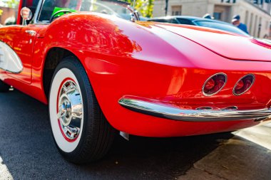 1960 'ların kırmızı Chevrolet Corvette' i Leesburg 'da sergileniyor. Arka görünüm.