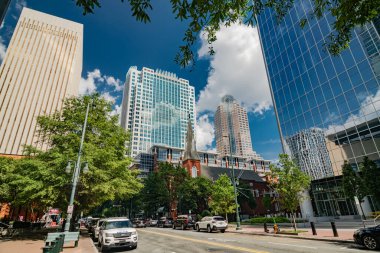 Şehir merkezinde yolları ve gökdelenleri olan Charlotte mimarisi. Turistler için ilgi çekici bir yer.