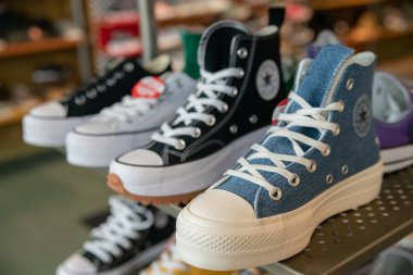 Leesburg 'da bir mağazanın tezgahında ayakkabılar. Spor ayakkabı satışı.