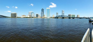 St. Johns Nehri üzerindeki yol ve demiryolu köprülerinin panoramik manzarası ve Jacksonville, Florida, ABD şehir merkezi