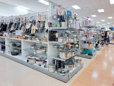 Tencere tavaları ve diğer mutfak gereçleri. Mutfak gereçleri tezgahta..