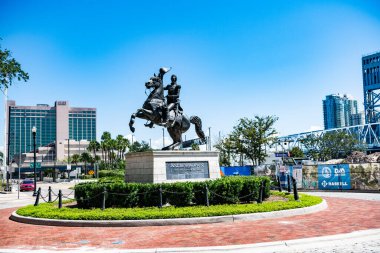 Andrew Jackson 'ın binicilik heykeli Jacksonville Florida, ABD' de mavi gökyüzüne karşı.